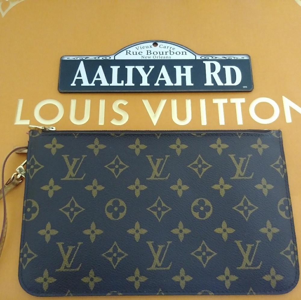 ❤️SOLD❤️ Louis Vuitton Neverfull Pochette